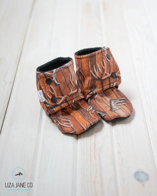 Stay-on Baby Booties | Antlers on Wooden