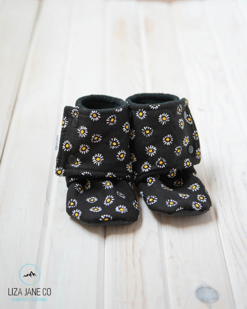 Stay-on Baby Booties | Daisies on Black