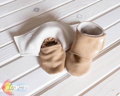 Stay-on Baby Booties |  Paw prints on White (0-3 Month)